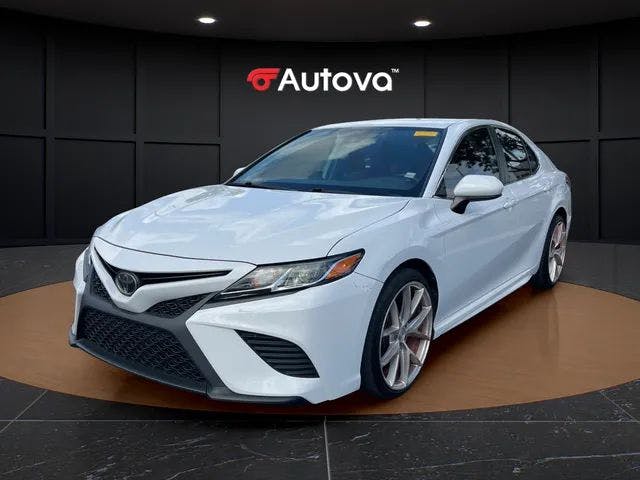 2019 Toyota Camry SE (16582) Main Image