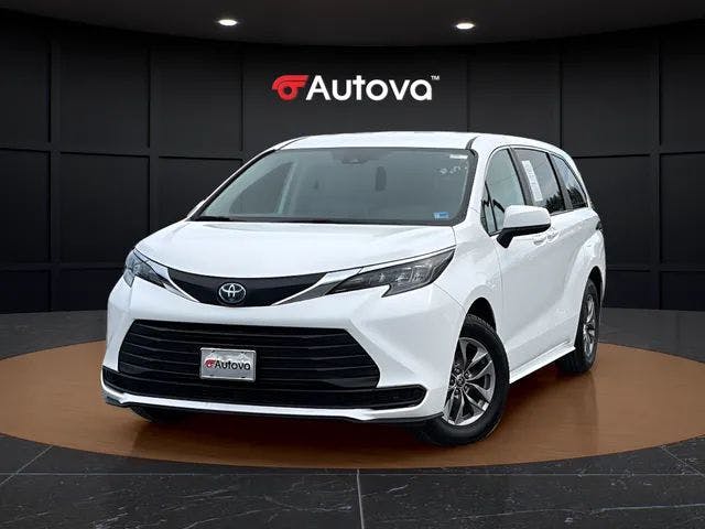 2024 Toyota Sienna LE (16390) Main Image