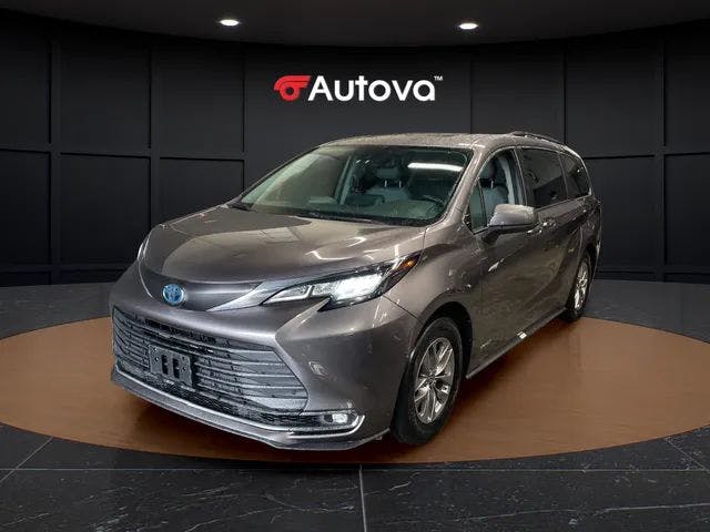 2021 Toyota Sienna XLE (16612) Main Image