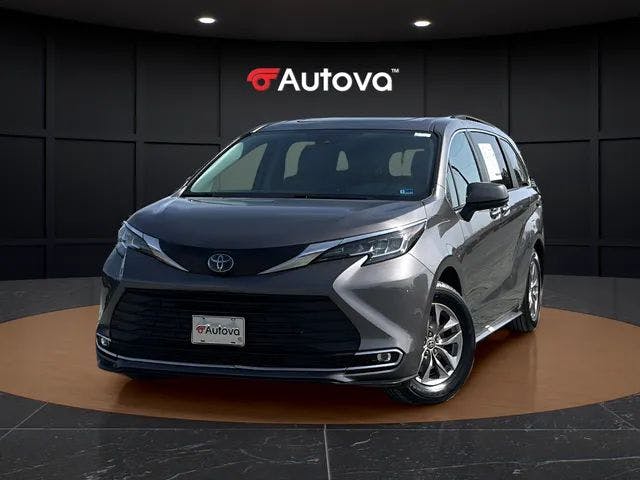 2021 Toyota Sienna XLE (16612) Main Image