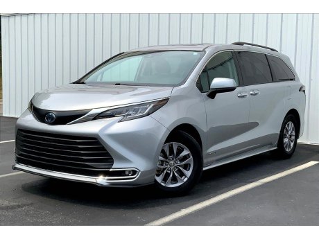 2021 Toyota SIENNA XLE 